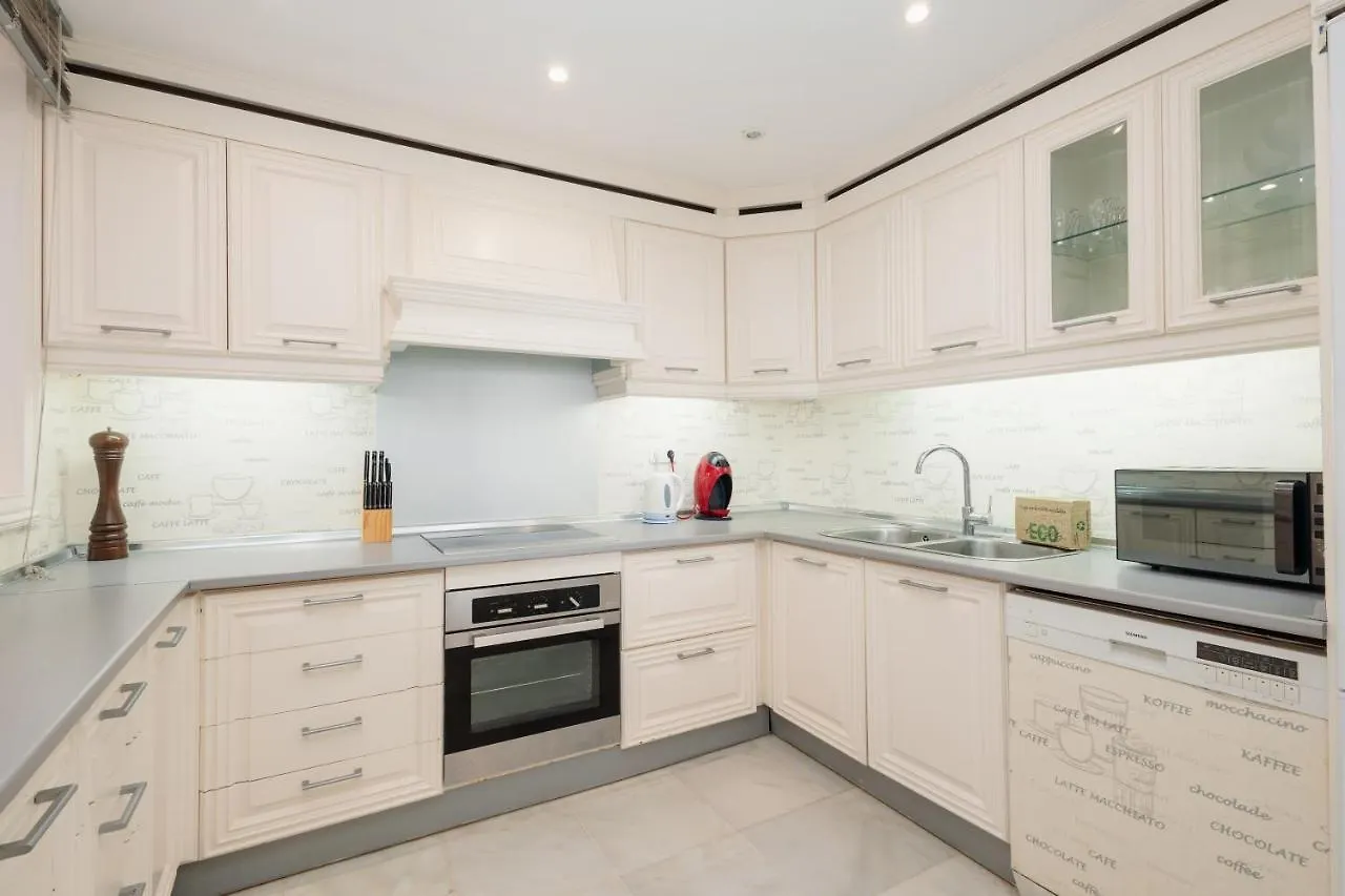 Holiday Home, With Direct Access To The Beach, Sea Views And South Facing, In Puerto Banus Marbella Apartamento