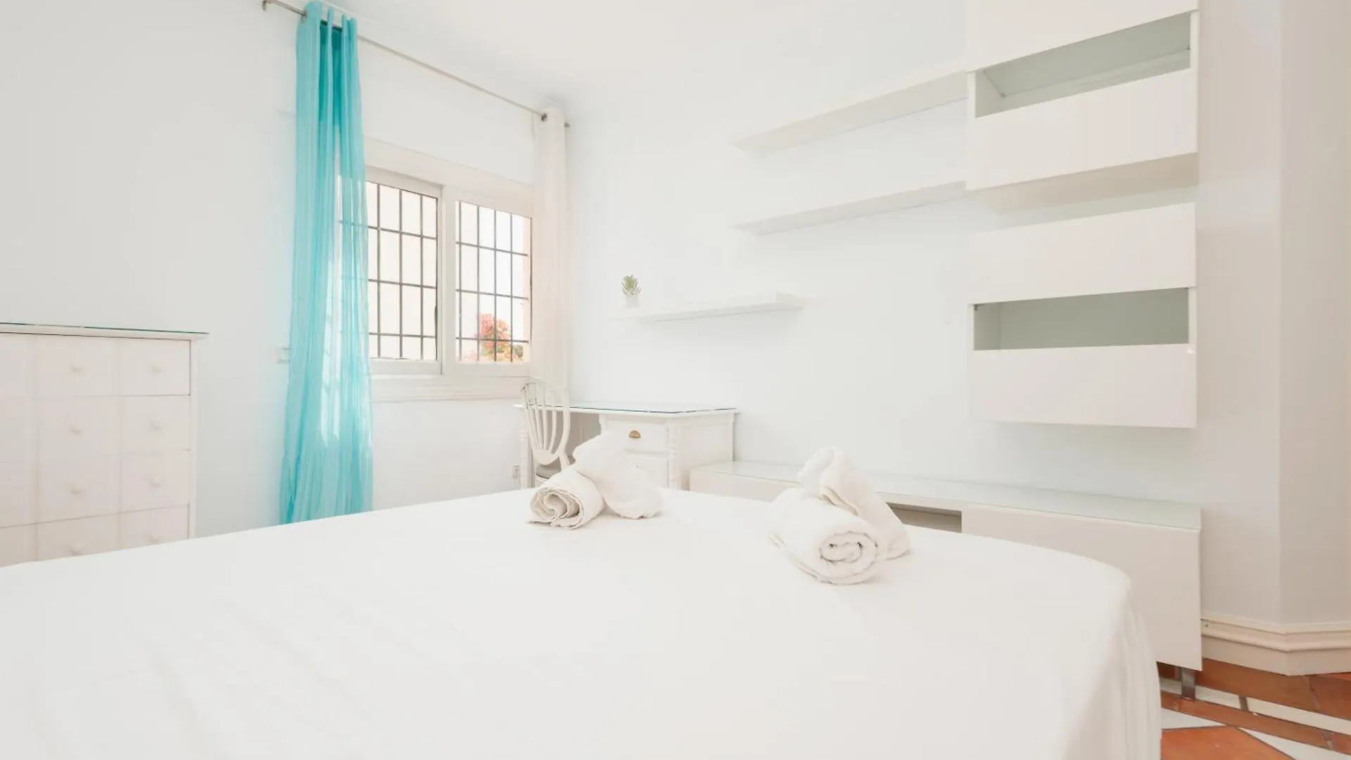 Holiday Home, With Direct Access To The Beach, Sea Views And South Facing, In Puerto Banus Marbella Apartamento