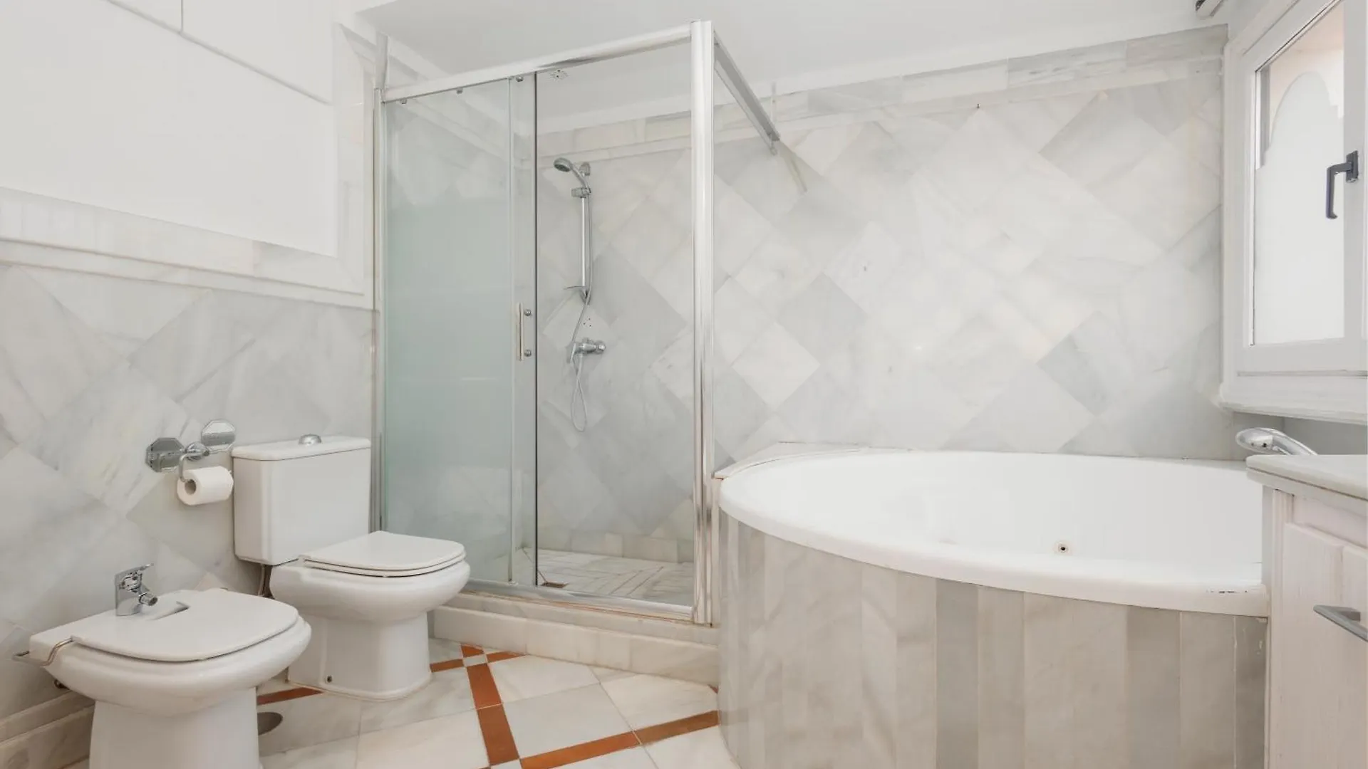 Apartamento Holiday Home, With Direct Access To The Beach, Sea Views And South Facing, In Puerto Banus Marbella